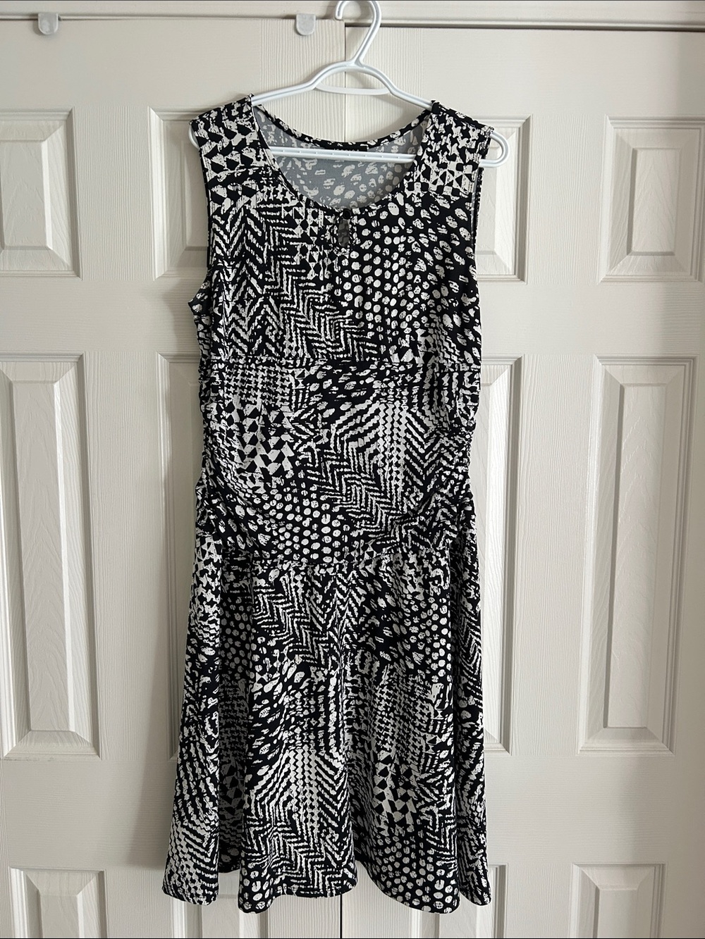 Slimming Black & White Sleeveless Midi Dress